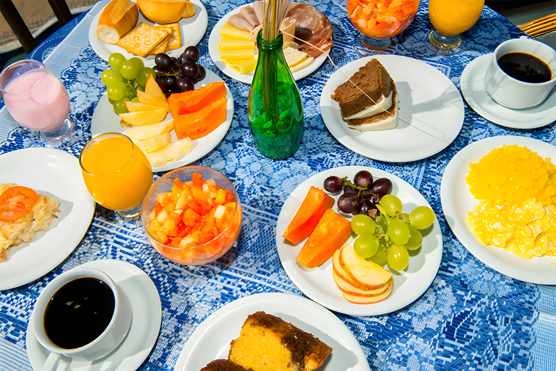 Mesa de café da manhã com frutas e bolos
