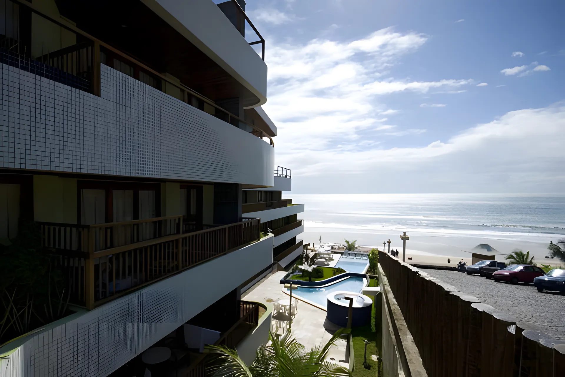Fachada do hotel voltada para o mar