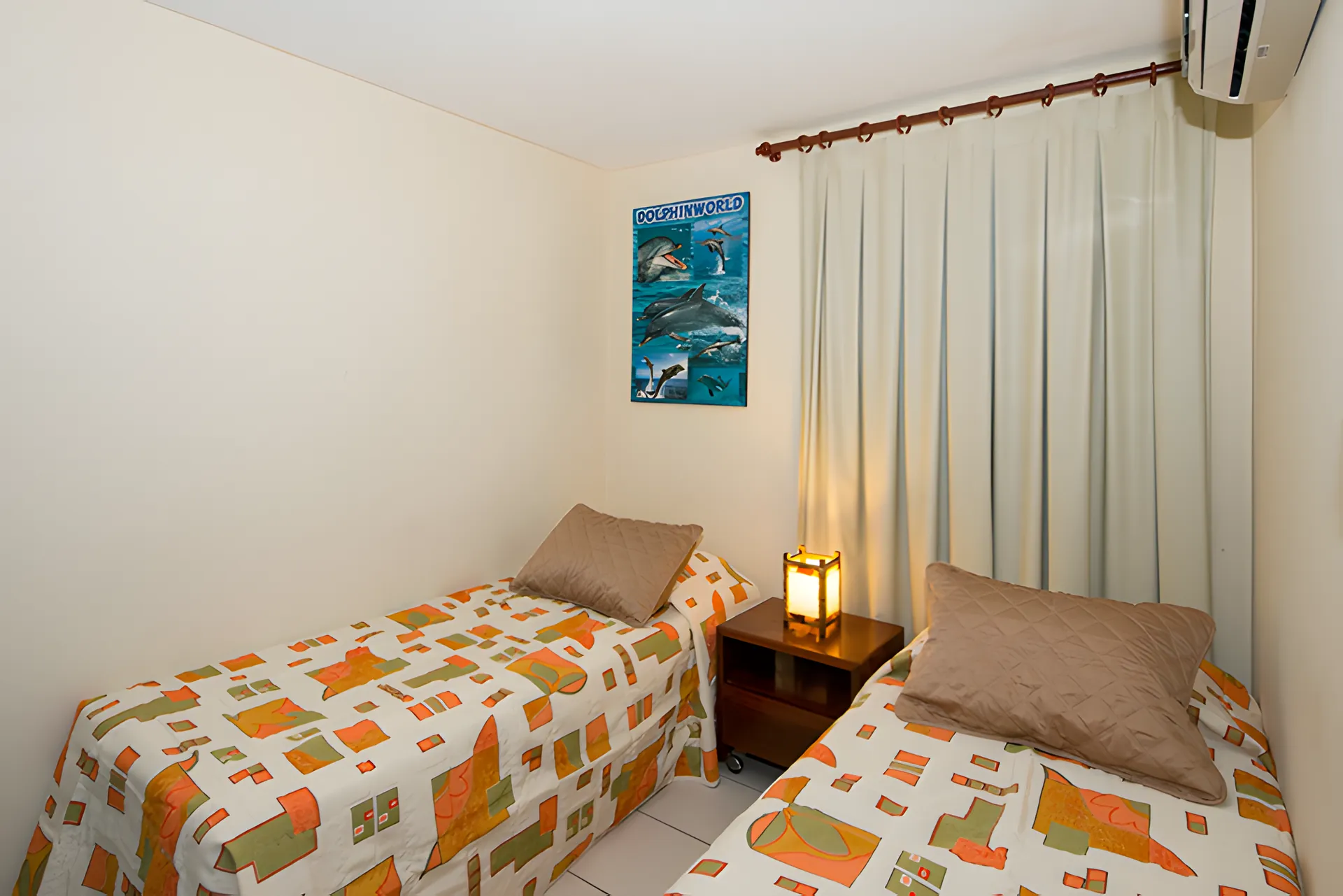 Segundo quarto com camas de solteiro