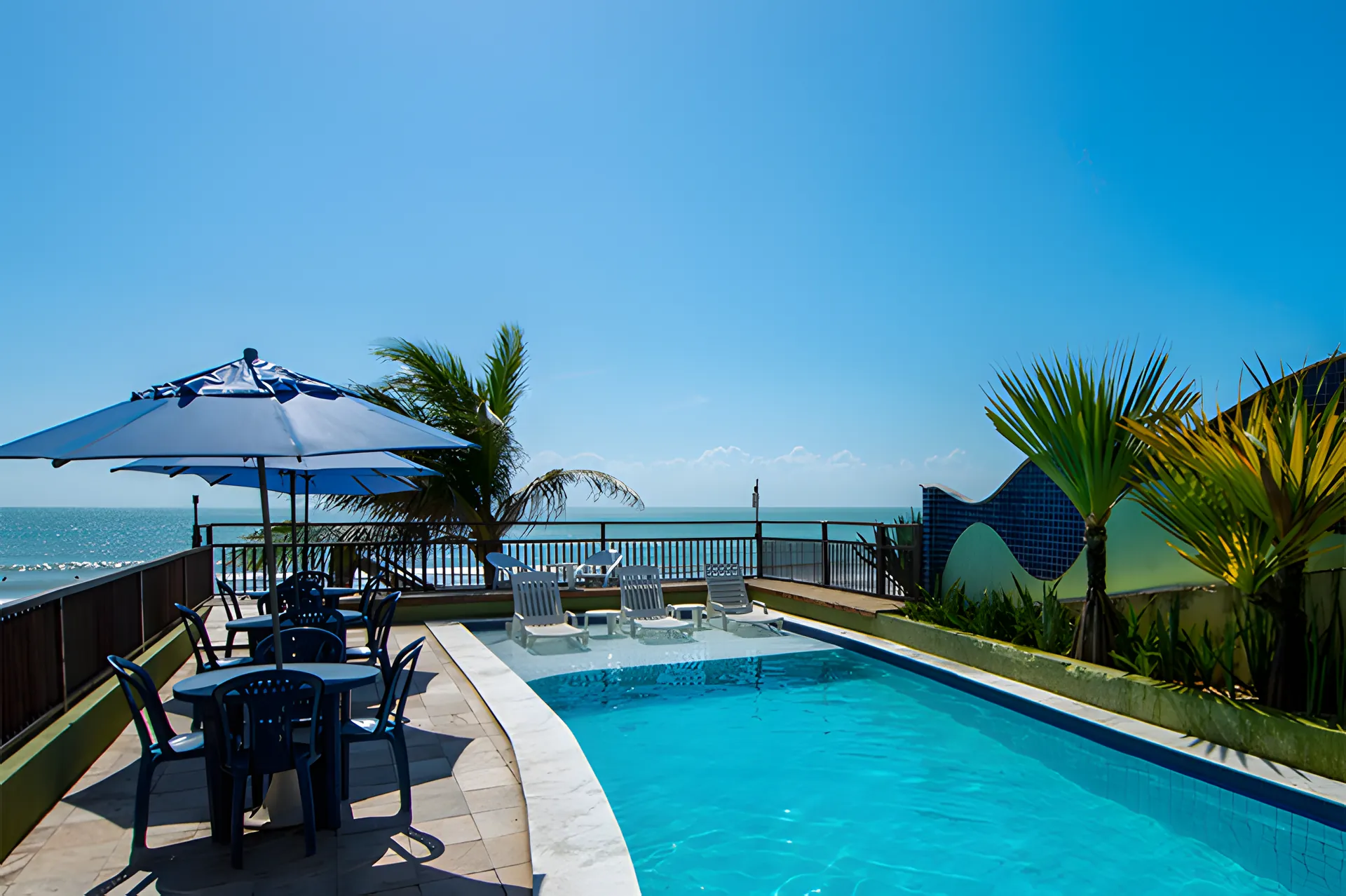 Piscina com vista para o mar