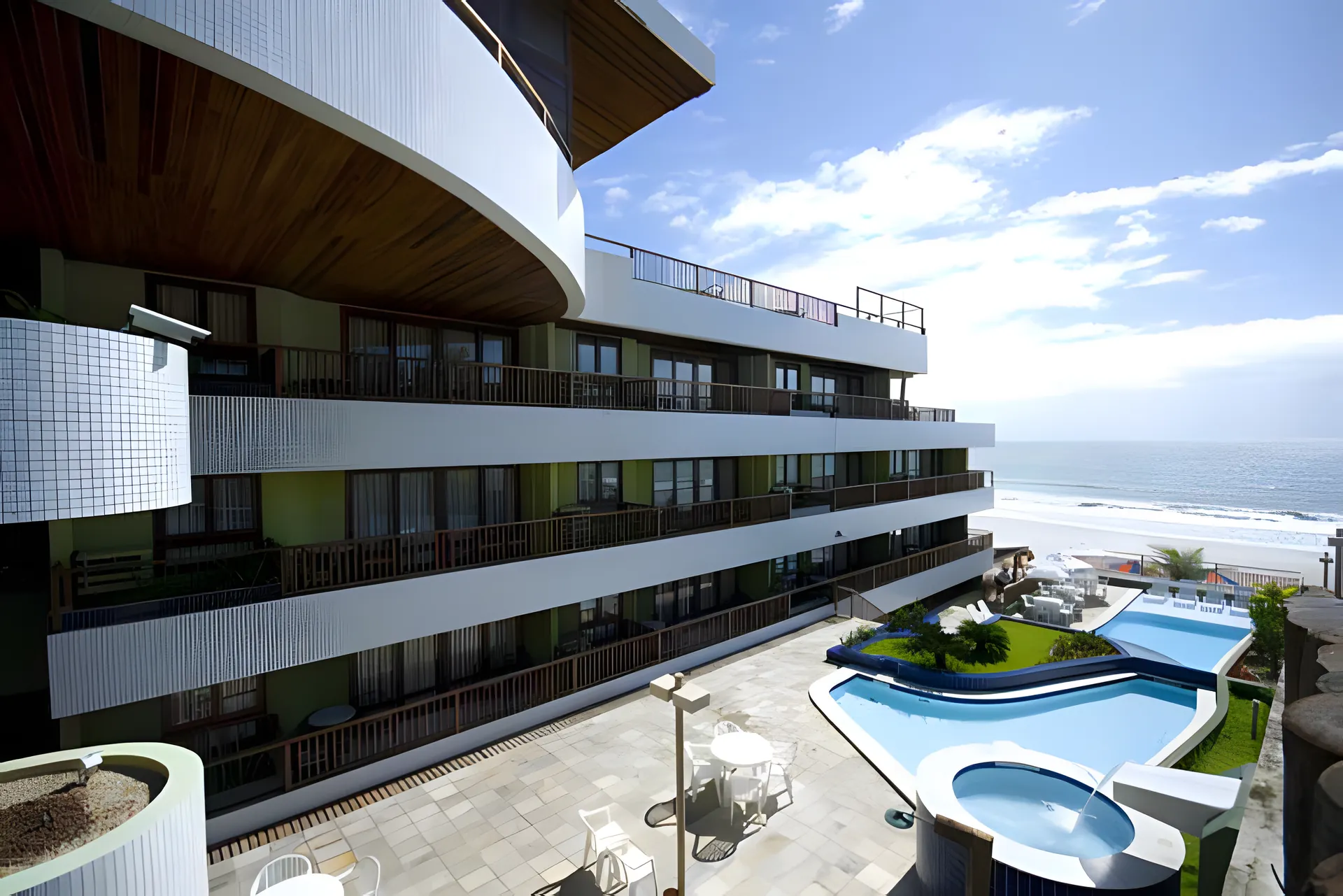 Prédio e piscinas de frente para o mar